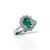 Anello centrale ovale e diamanti