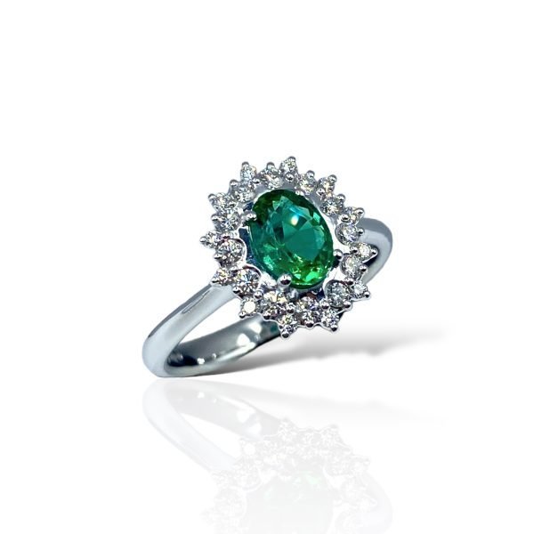 Anello centrale ovale e diamanti