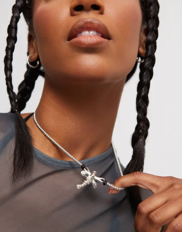 Collana corta placcata argento sterling con libellula centrale