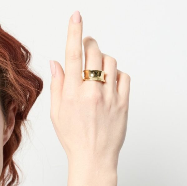 Anello a fascia dorato
