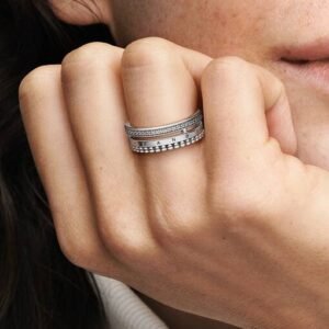 Anello Tripla Fascia con Logo, Pavé e Sfere