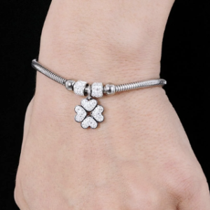 BRACCIALE DONNA IN ACCIAIO CON QUADRIFOGLIO E CRISTALLI BIANCHI